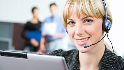 呼叫中心系統報價與業務外包服務 成本效益與選擇指南